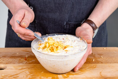 Bircher Müsli umrühren