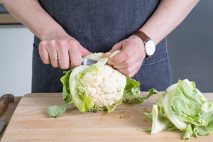 Blumenkohl vom Strunk befreien