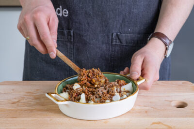 Hackfleisch über den Blumenkohl geben