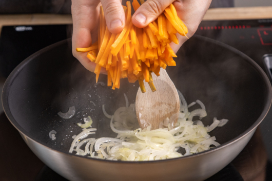 Karotten und Zwiebel anbraten