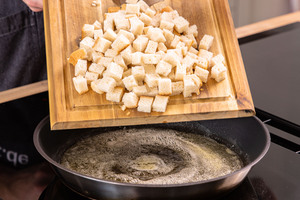 Toastwürfel anbraten