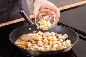Knoblauch dazugeben