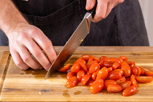 Kirschtomaten schneiden