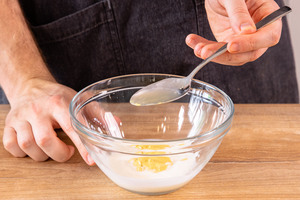 Limettensaft zu Caesar-Salad-Dressing dazugeben