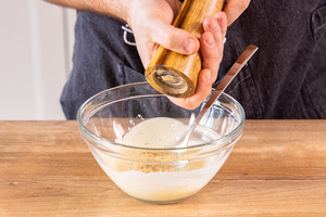 Caesar-Salad-Dressing salzen & pfeffern