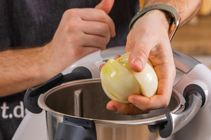 geviertelte Zwiebeln in den Thermomix® geben