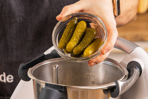 Gewürzgurken in den Thermomix® geben