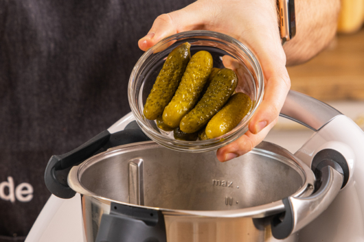 Gewürzgurken in den Thermomix® geben