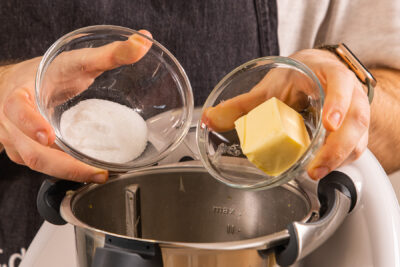 Zucker und Butter in den Thermomix® geben