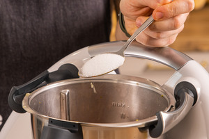 Salz in den Thermomix® geben