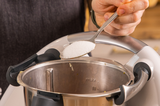 Salz in den Thermomix® geben