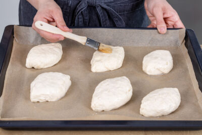 Dinkelbrötchen ohne Hefe mit Wasser bestreichen
