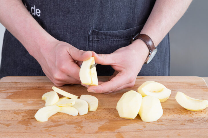 Äpfel in Scheiben schneiden