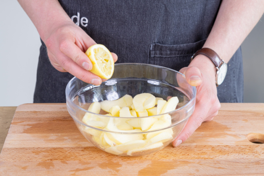 Äpfel mit Zitronensaft beträufeln