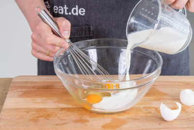 Milch dazu gießen