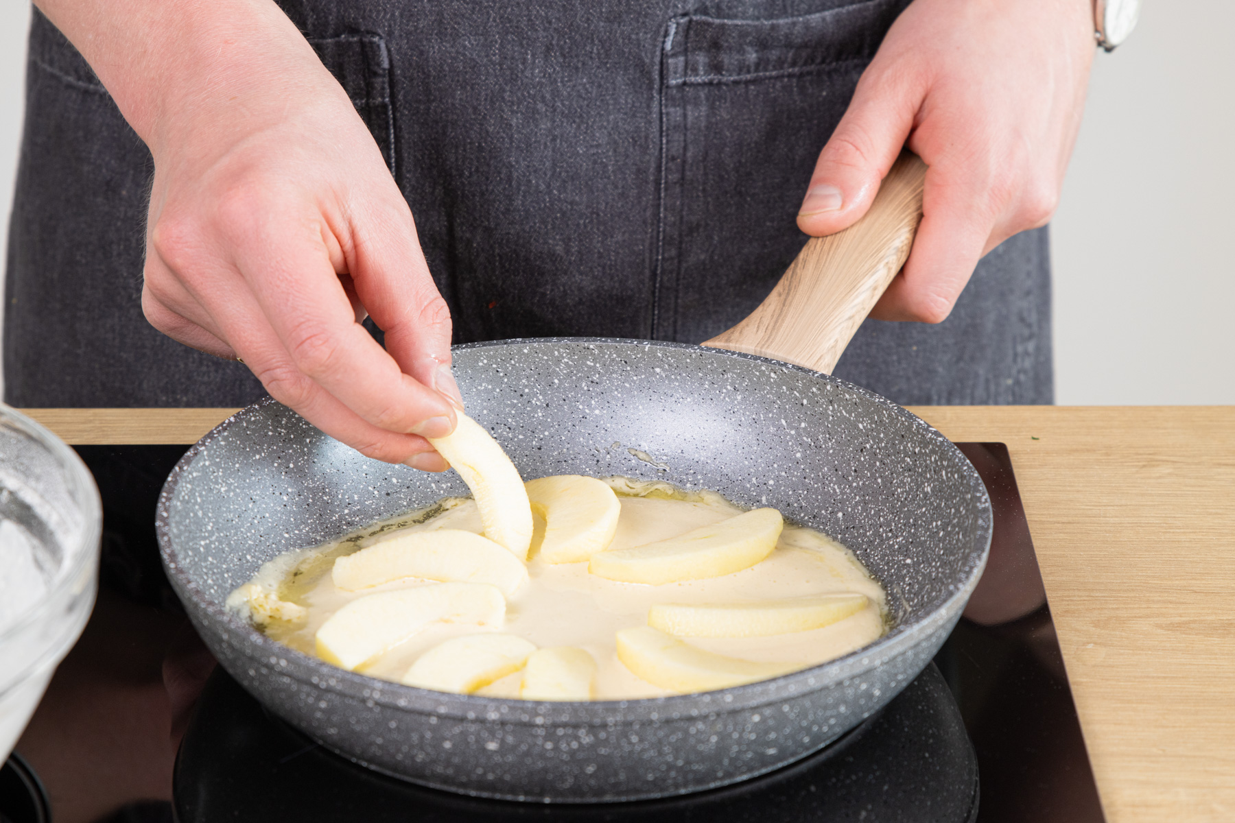 Eierpfannkuchen mit Apfel ausbacken