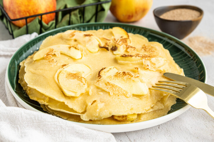 Eierpfannkuchen mit Apfel