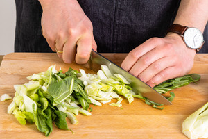 Pak Choi schneiden