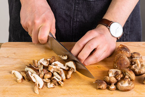 Shiitake-Pilze schneiden