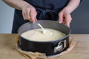 Biskuitteig in Springform geben