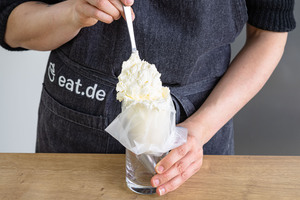 Sahne in Spritzbeutel füllen