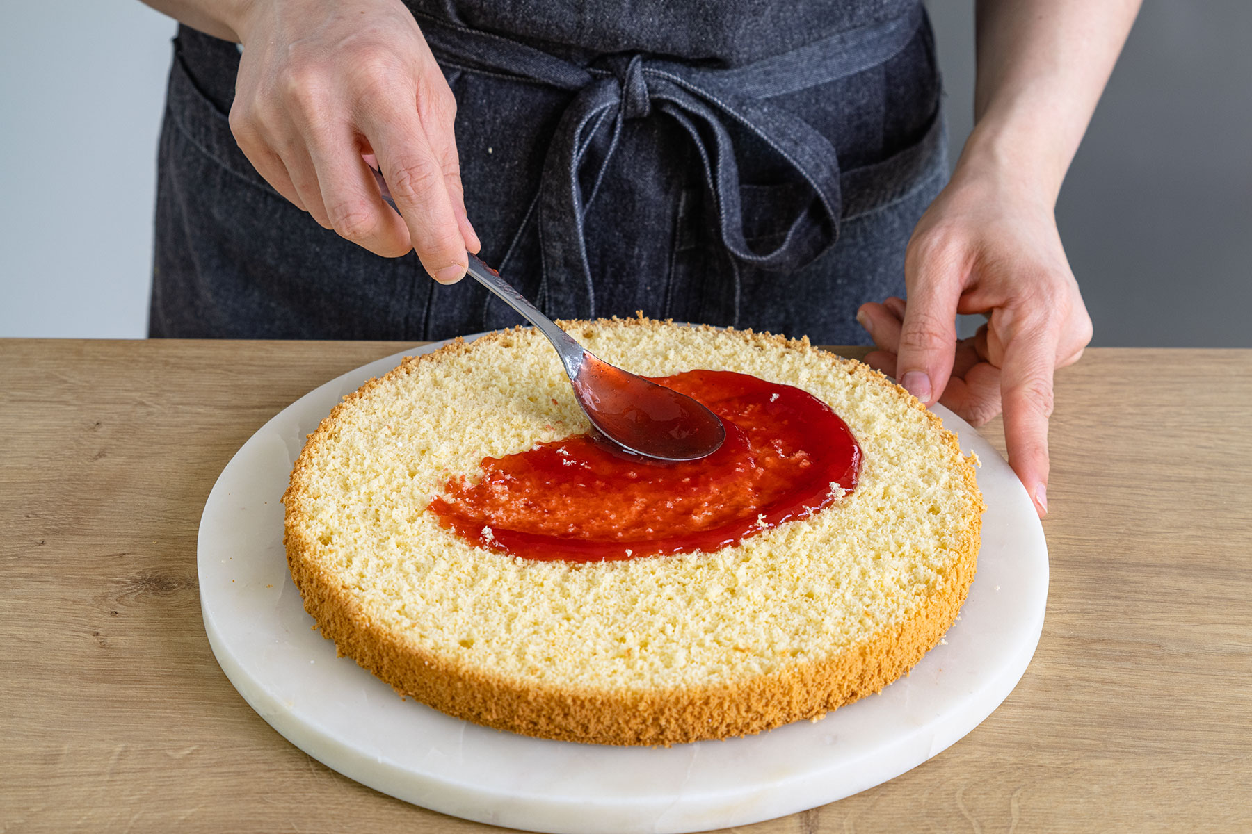 Erdbeermarmelade auf Bodenverstreichen