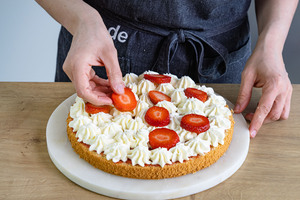 Erdbeeren auf Sahne verteilen