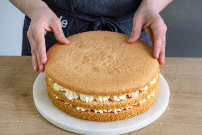 Tortendeckel auf die Erdbeertorte legen