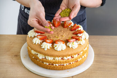 Erdbeertorte mit Biskuitboden dekorieren