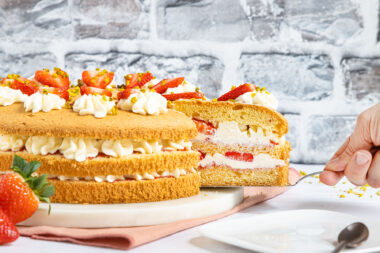 Erdbeertorte mit Biskuitboden