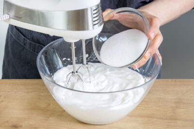 Zucker zum Eischnee geben