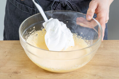 Eischnee unter die Eigelbmasse heben