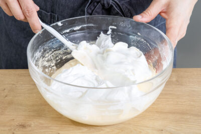 restlichen Eischnee unter den Teig heben
