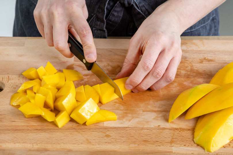 Mango in Würfel schneiden