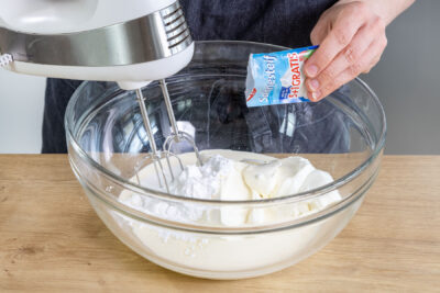 Mascarpone, Sahne und Puderzucker mit Sahnesteif aufschlagen