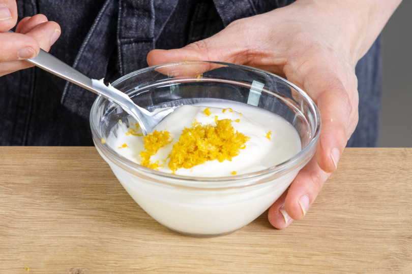 Joghurt mit Zitronenabrieb und Vanillepaste verrühren