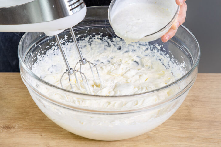Joghurt zu der Mascarpone-Creme geben