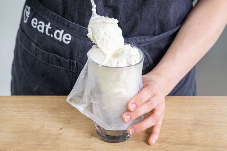 Mascarpone-Creme in einen Spritzbeutel füllen