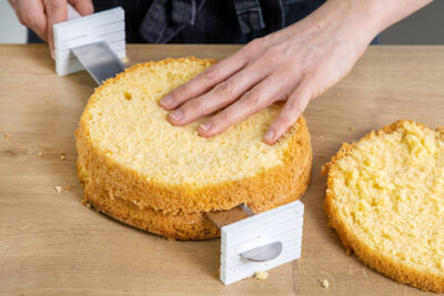 Biskuitboden für die fruchtige Mango-Maracuja-Torte teilen