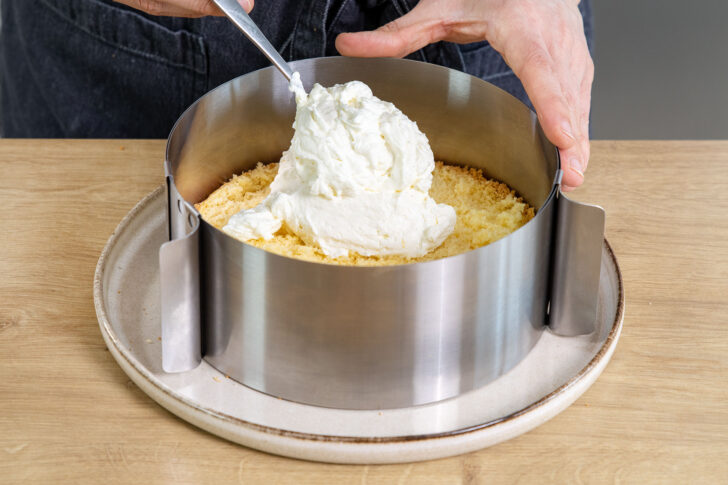 Creme auf dem Boden verstreichen