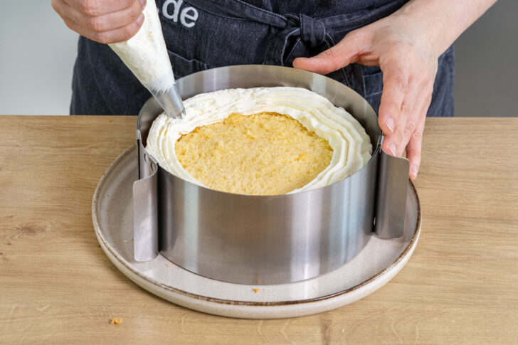 Creme als Ring auf den zweiten Boden spritzen