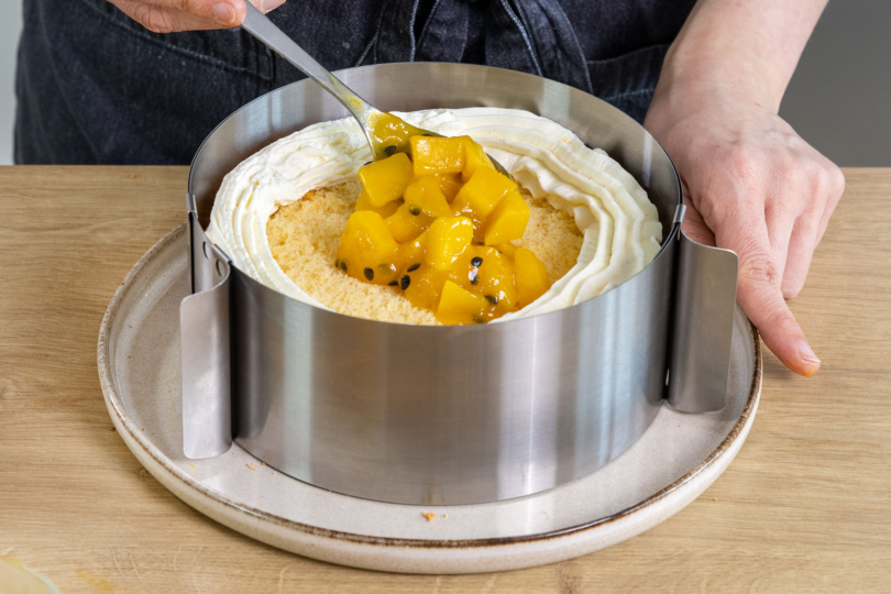 Mango-Kompott in die Mitte des Cremerings geben