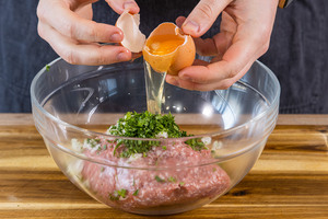 Eier zu dem Hackfleisch geben