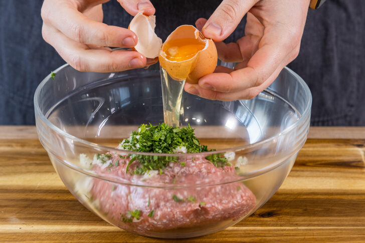 Eier zu dem Hackfleisch geben