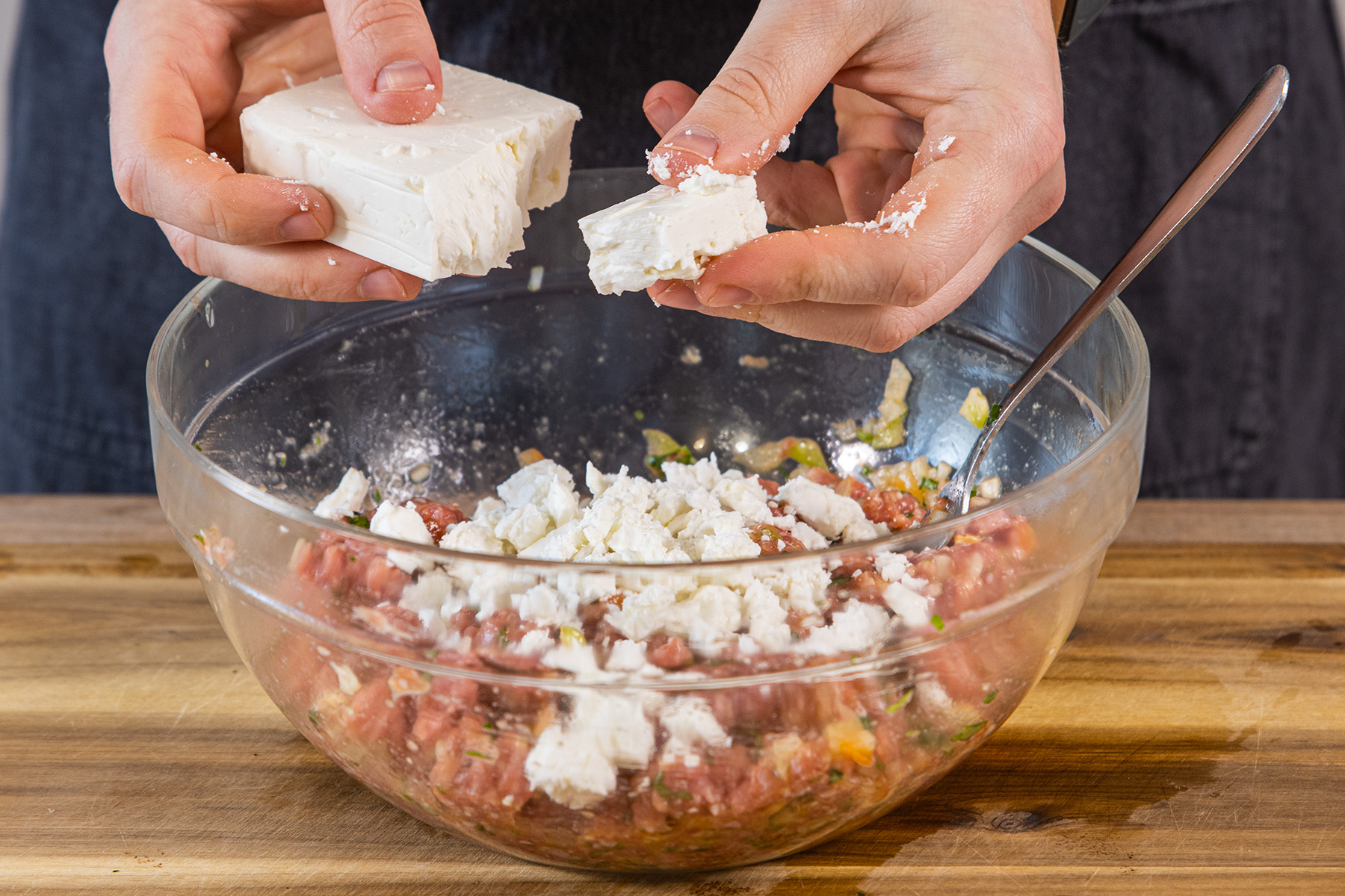 Feta zu dem Hackfleisch geben