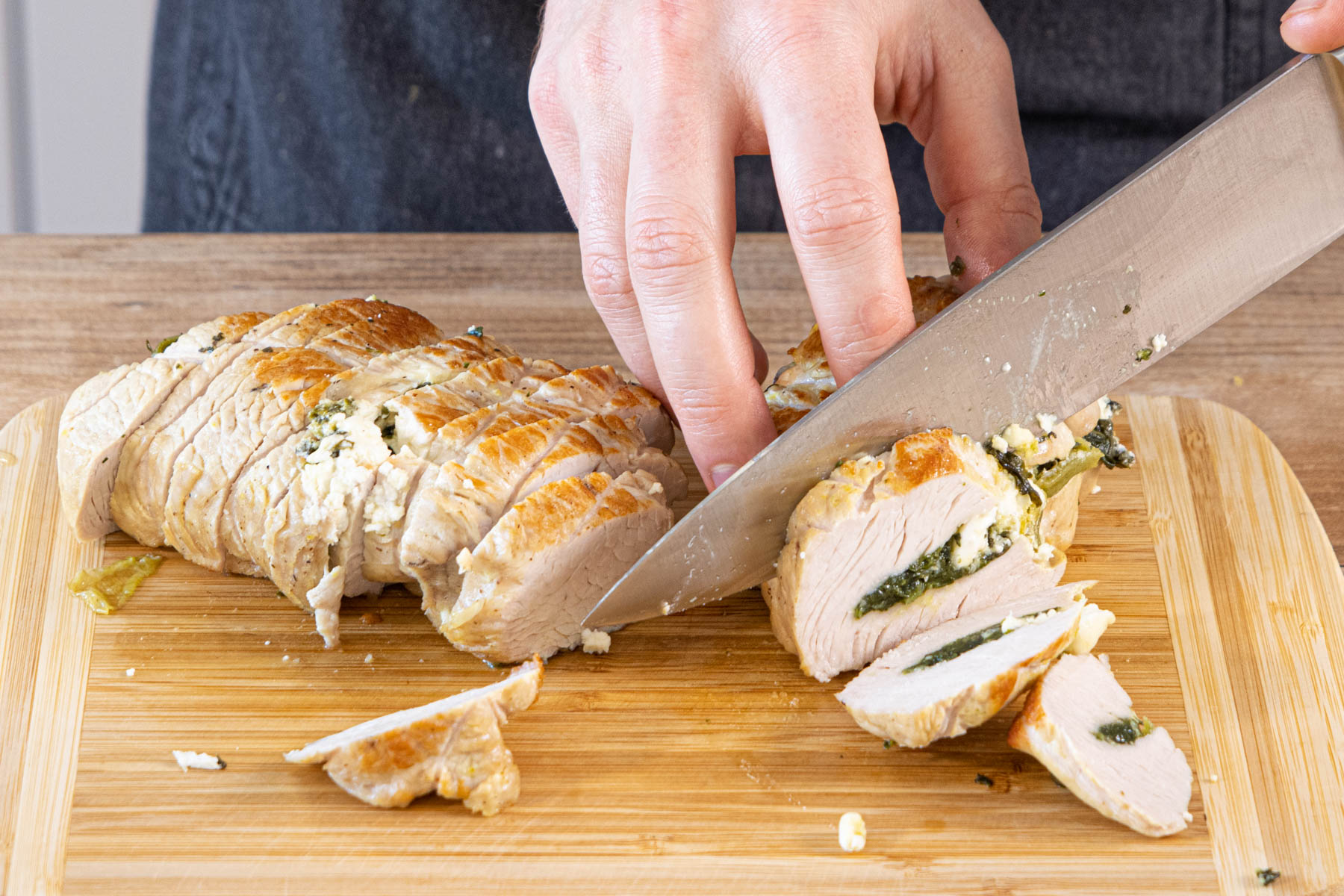 gefüllte Putenbrust mit Spinat und Feta in Scheiben schneiden