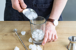 Eiswürfel dazugeben