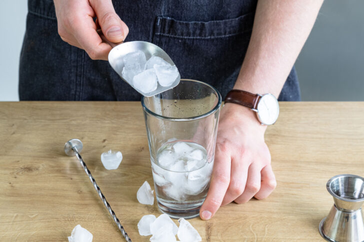 Eiswürfel dazugeben