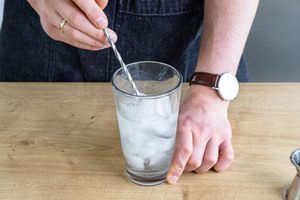 Gimlet Cocktail umrühren