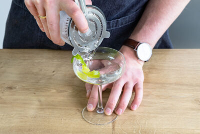 Gimlet Cocktail eingießen